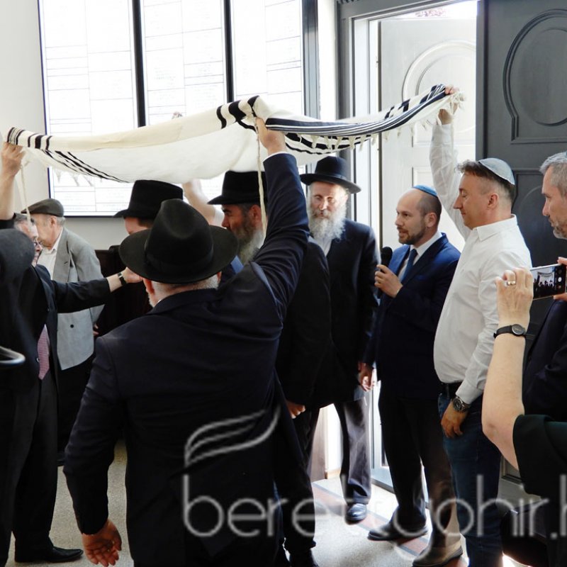 Átadták a felújított zsinagógát 60